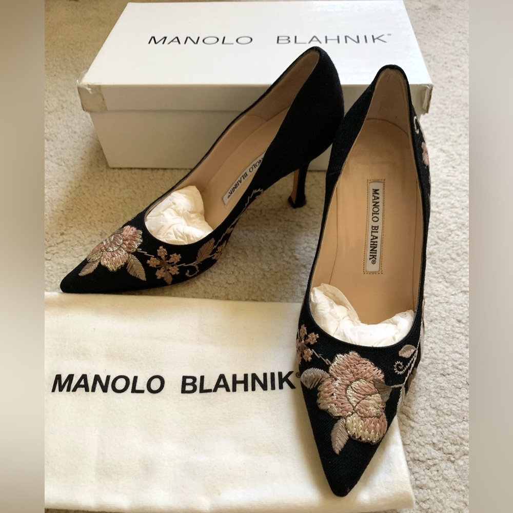 NWT/ MANOLO BLAHNIK Embroidered Heels, size 35.5, Black